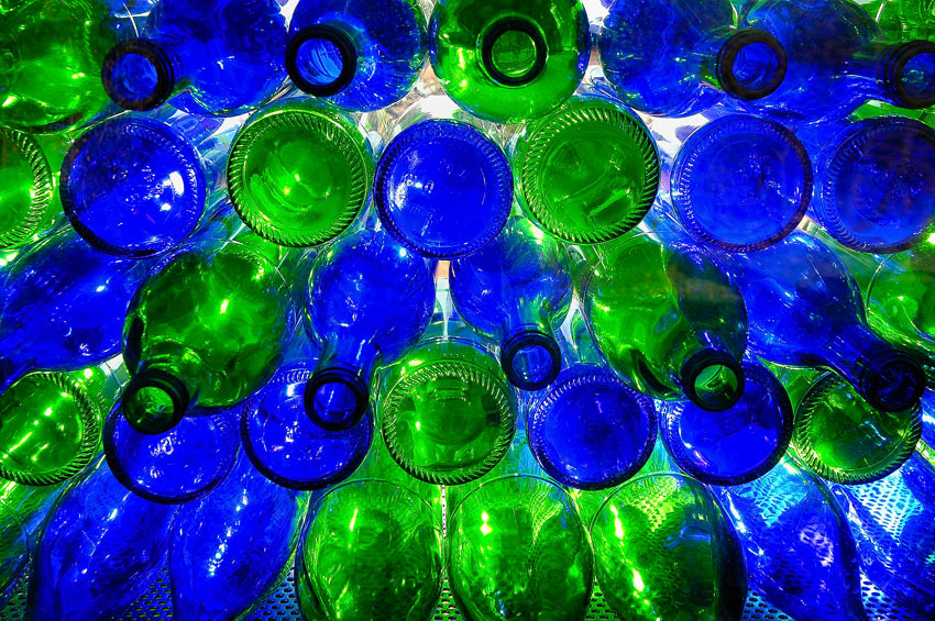 Blaue und gr&uuml;ne Flaschen