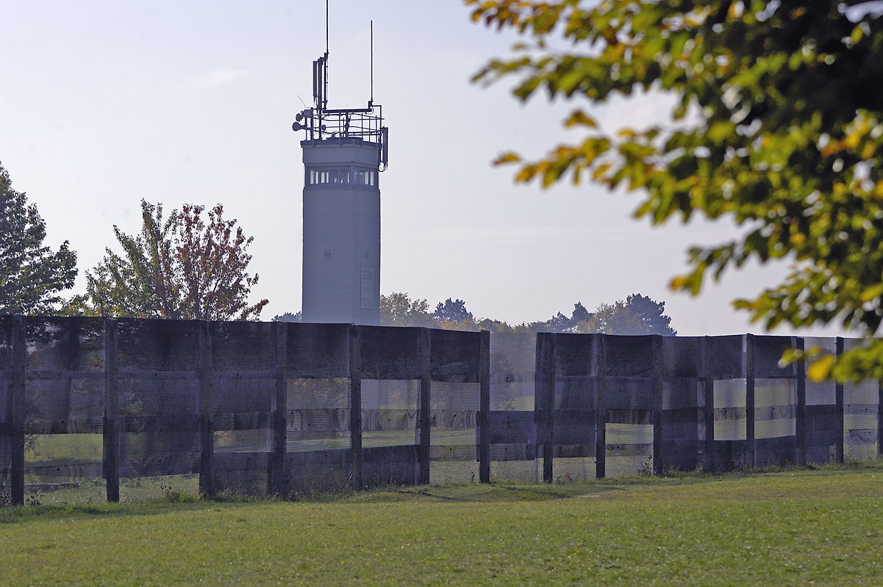 Metallgitterzaun und Wachturm